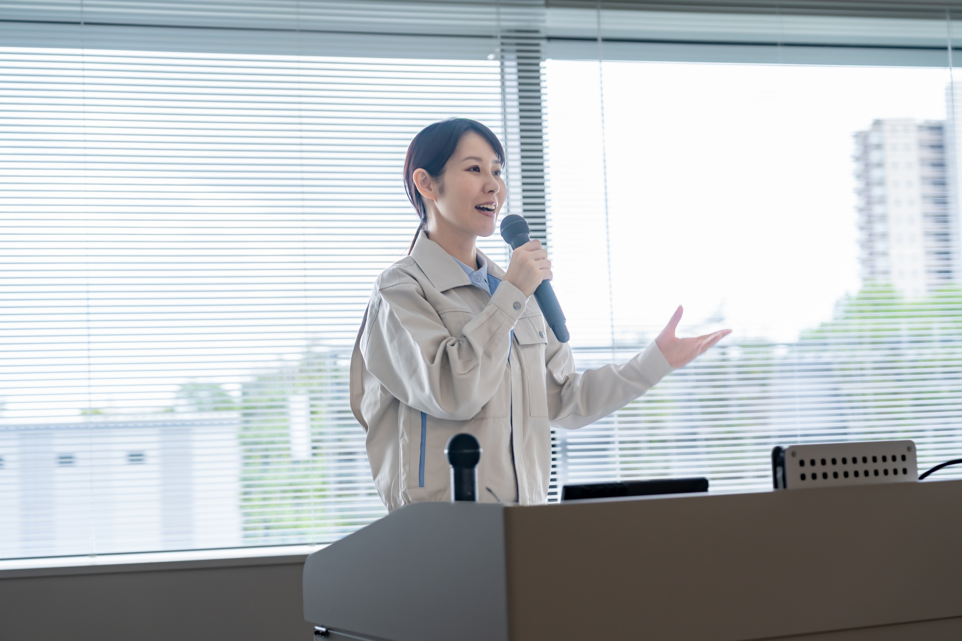演説する議員